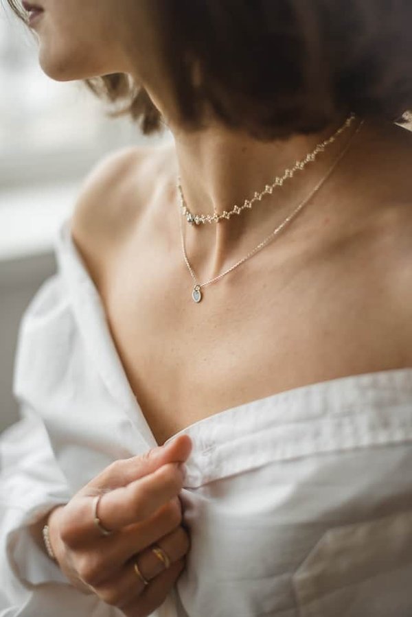 Quels choix de bijoux discrets pour mettre en valeur un uniforme professionnel?