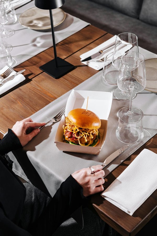 Quelles astuces pour choisir une robe de cocktail qui met en valeur une petite taille sans paraître trop sophistiquée?