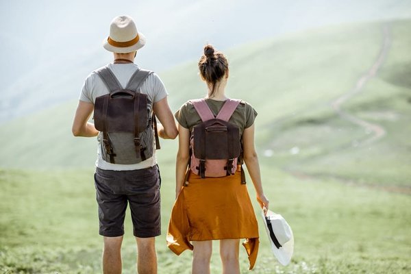 Quelle coupe de jeans est idéale pour une silhouette en sablier tout en restant dans la tendance actuelle?