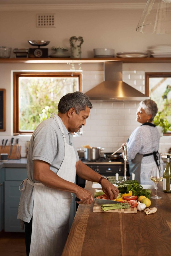 Comment marier des accessoires en cuivre avec une tenue aux teintes automnales?