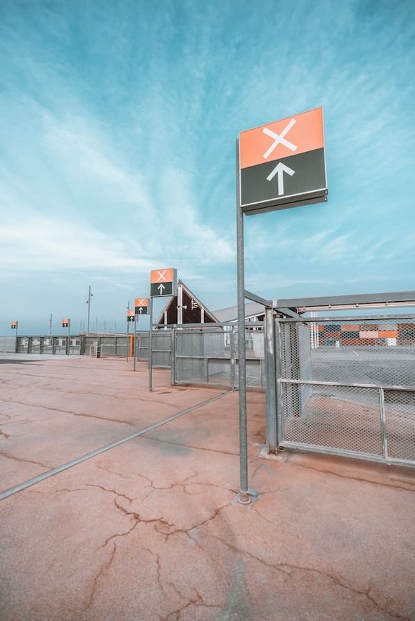 Quelle longueur de gants choisir pour une robe à manches trois-quarts lors d'un dîner formel?