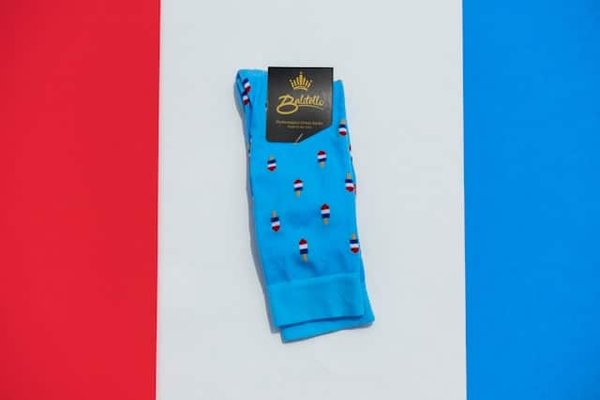 Quels styles de chaussettes décoratives choisir pour dynamiser un ensemble sobre?