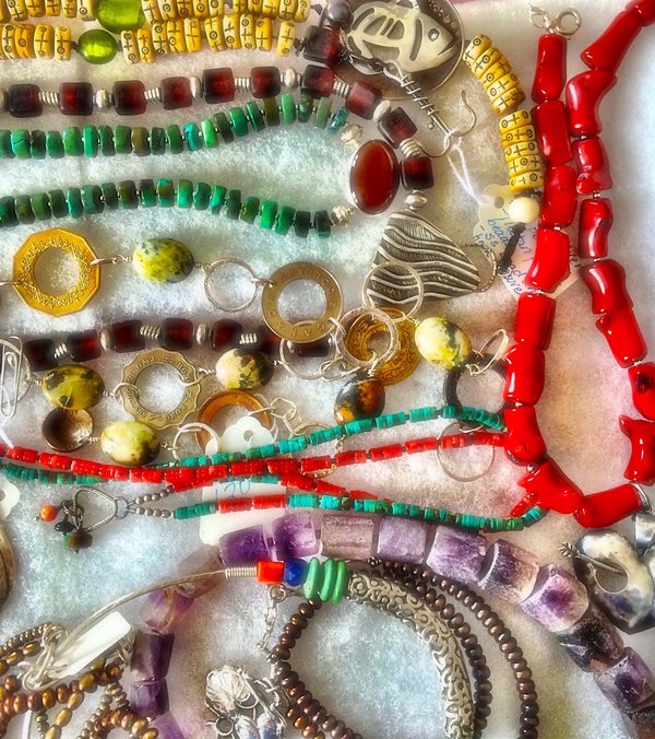 Quels sont les meilleurs types de bijoux pour accentuer une robe bustier lors d'un événement formel ?